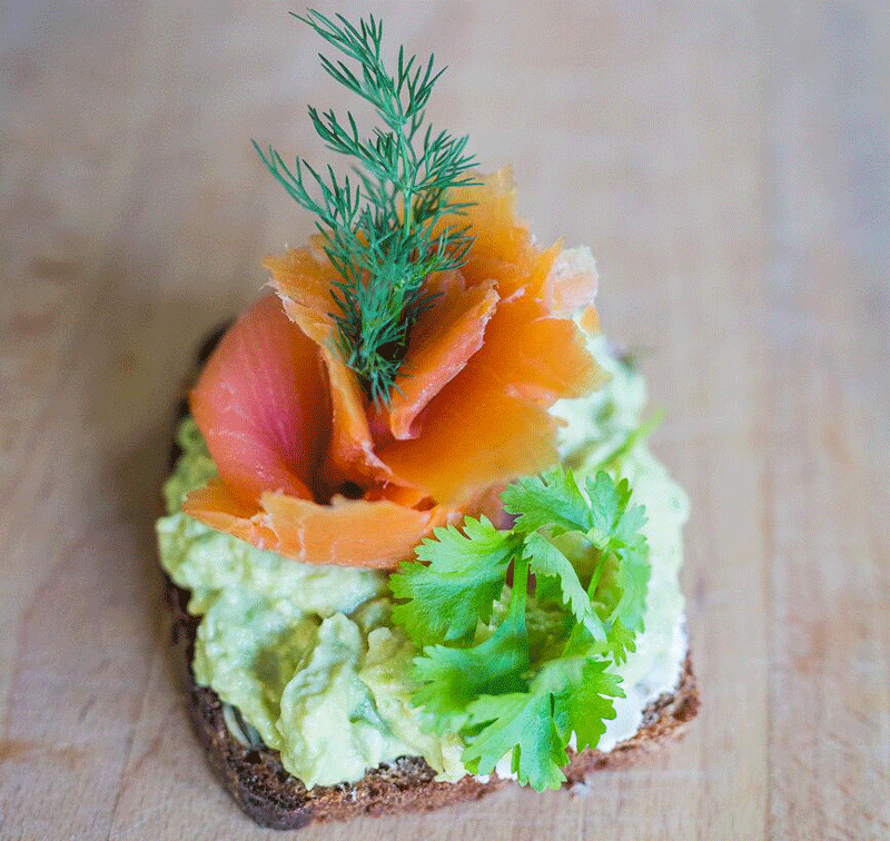 Recept på smörgås med kallrökt lax och lyxig avokadoröra